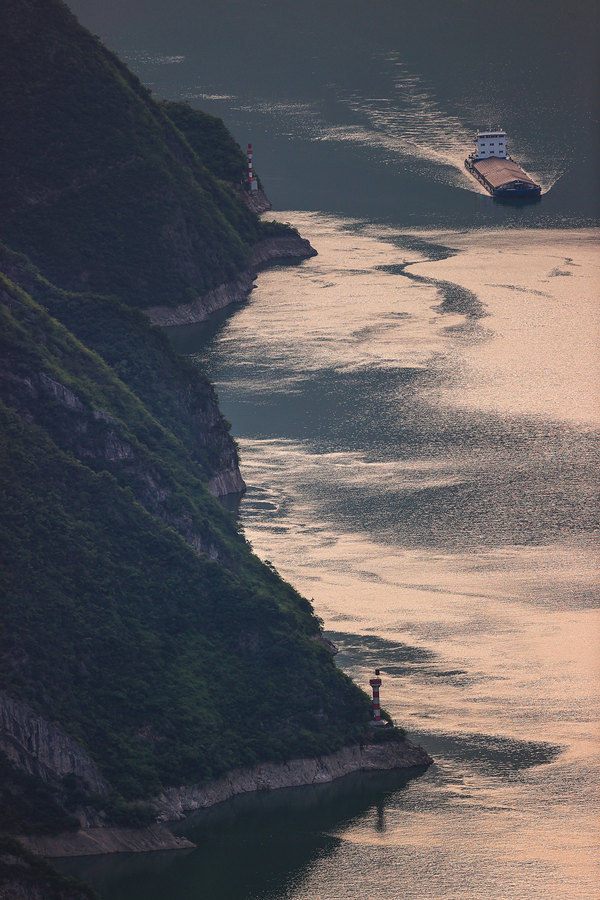 Summer scenery unfolds along Yangtze River's Three Gorges