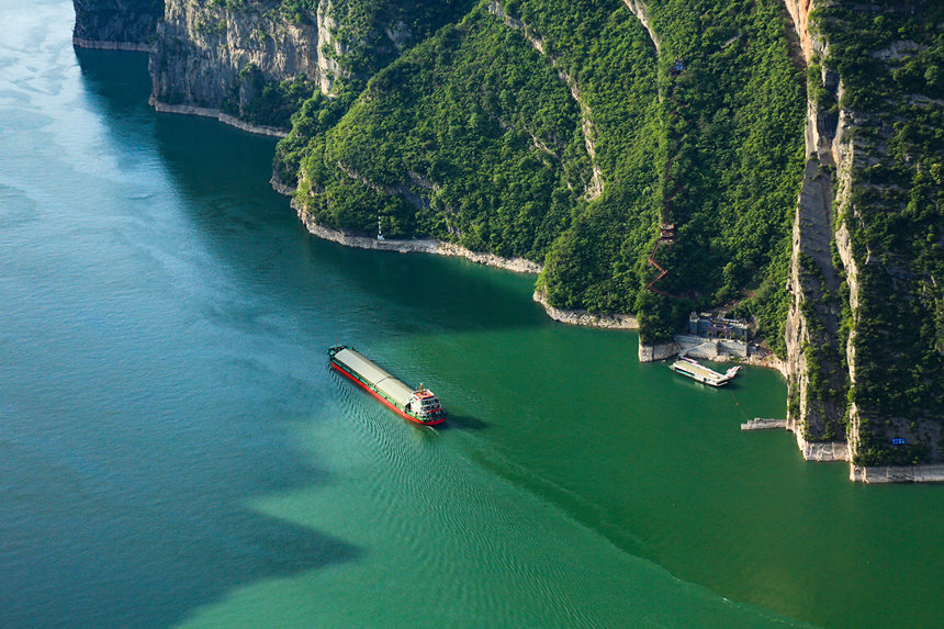 Summer scenery unfolds along Yangtze River's Three Gorges