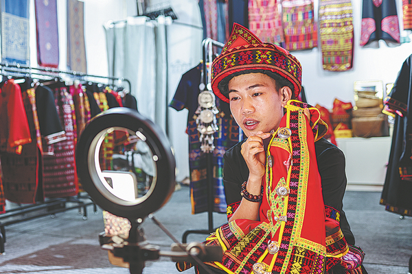 Li ethnic brocade craftsmanship passed down in Hainan
