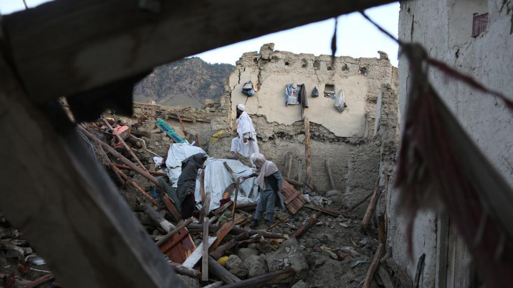 Chinese FM extends condolences to Afghan acting FM over earthquake