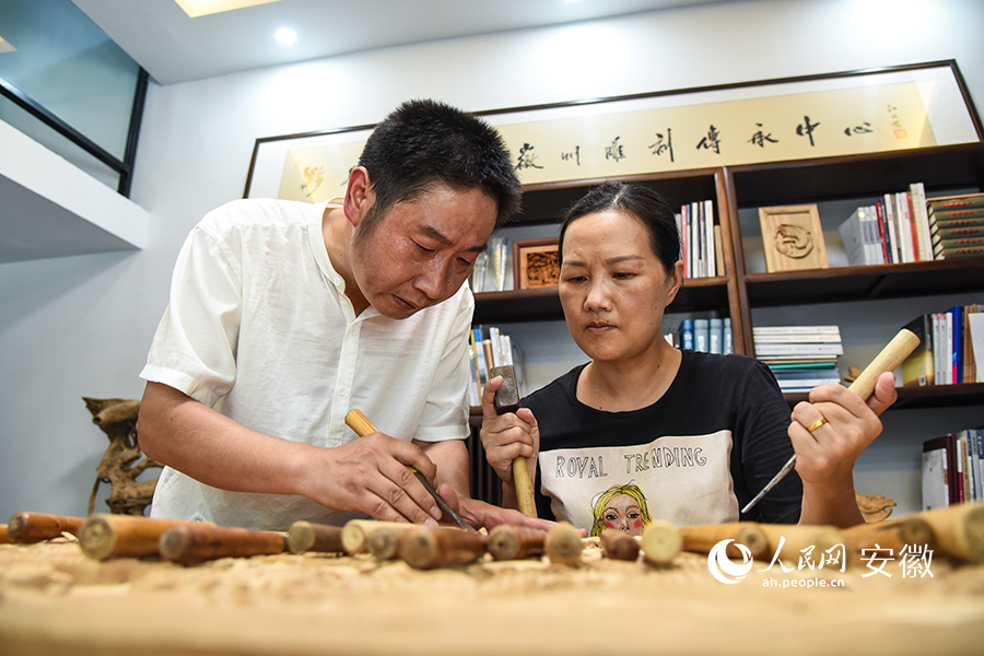 Skilled craftsman devotes 37 years to become master of traditional wood carving artform in E China’s Anhui