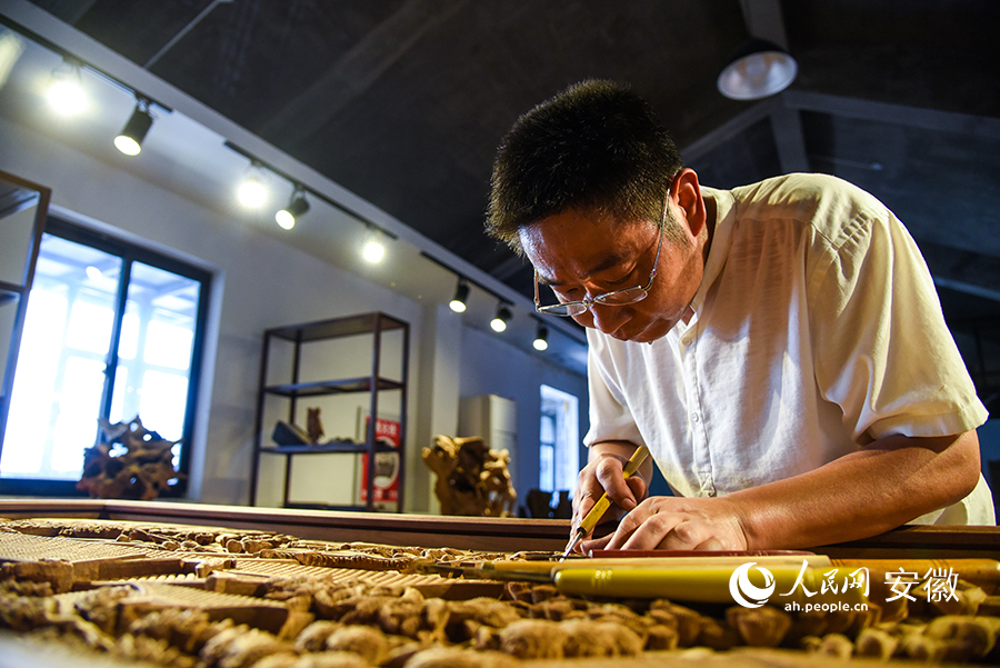 Skilled craftsman devotes 37 years to become master of traditional wood carving artform in E China’s Anhui