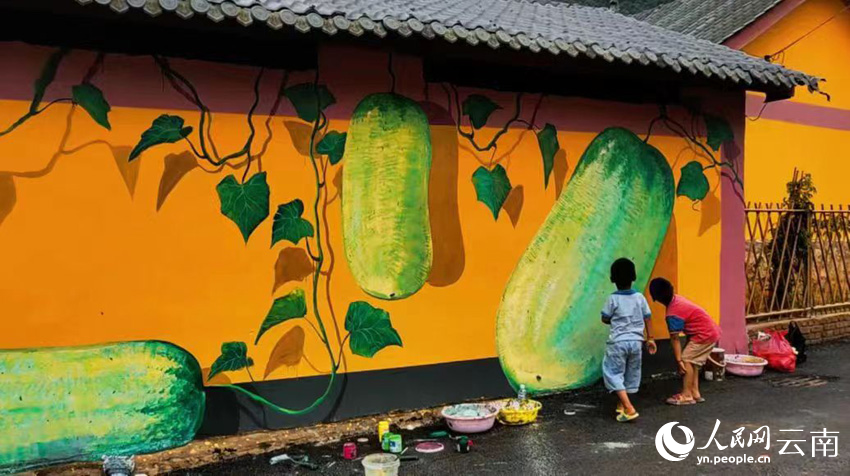 Young Chinese artists create magnificent wall paintings to beautify hometown in border region of SW China’s Yunnan