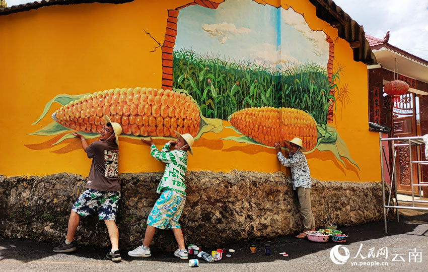 Young Chinese artists create magnificent wall paintings to beautify hometown in border region of SW China’s Yunnan