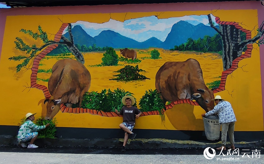 Young Chinese artists create magnificent wall paintings to beautify hometown in border region of SW China’s Yunnan