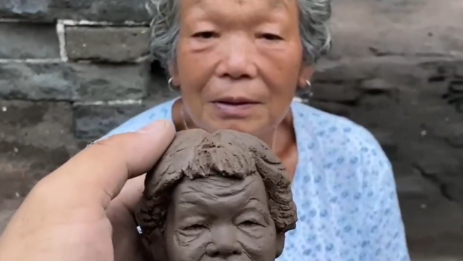 Craftsman creates vivid clay figurine for passerby