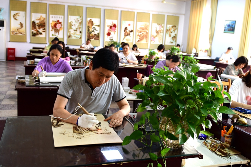 Central China’s Nanyang carries forward intangible heritage of pyrography