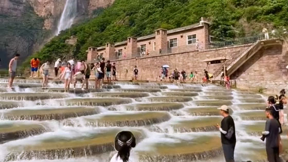 Scaly water cascade cools tourists