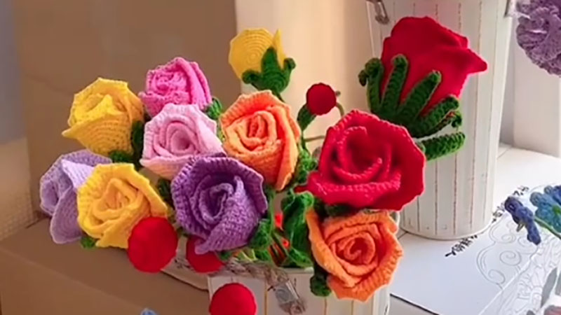 Florist knits her own flowers with wool