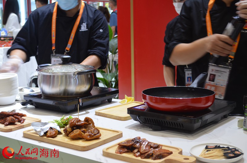 Global delicacies attract visitors at 2nd China International Consumer Products Expo