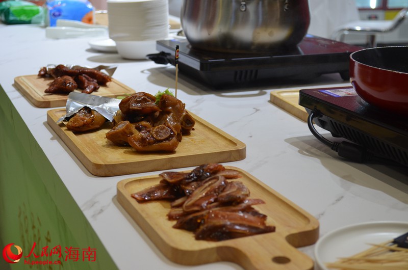 Global delicacies attract visitors at 2nd China International Consumer Products Expo