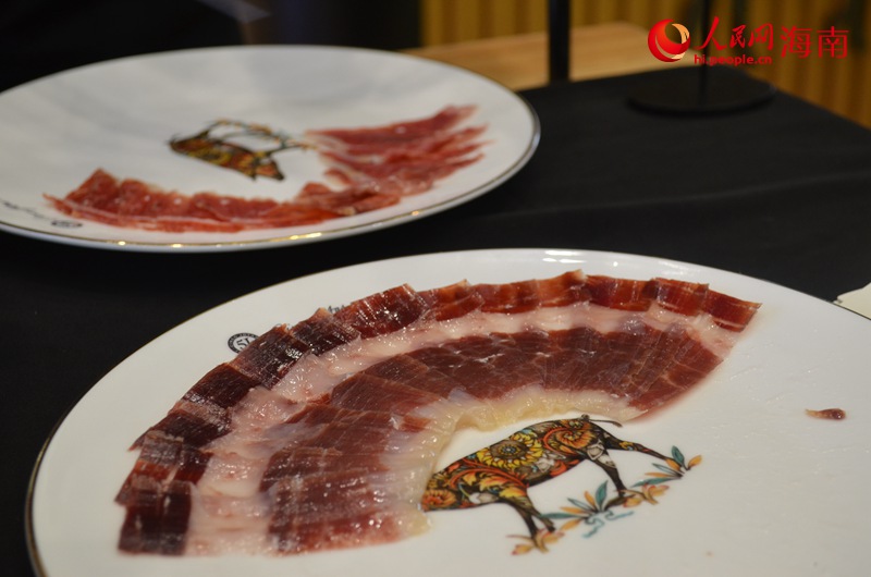 Global delicacies attract visitors at 2nd China International Consumer Products Expo