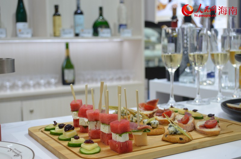 Global delicacies attract visitors at 2nd China International Consumer Products Expo