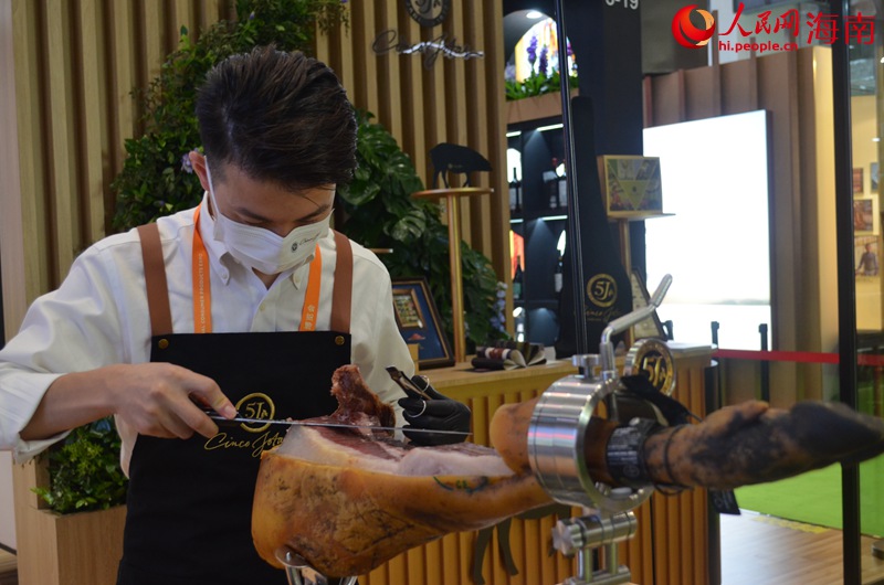 Global delicacies attract visitors at 2nd China International Consumer Products Expo