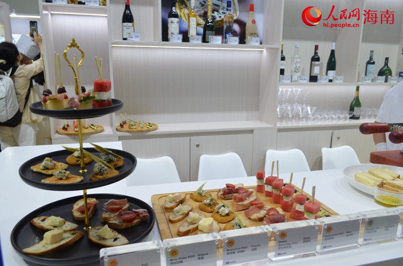 Global delicacies attract visitors at 2nd China International Consumer Products Expo