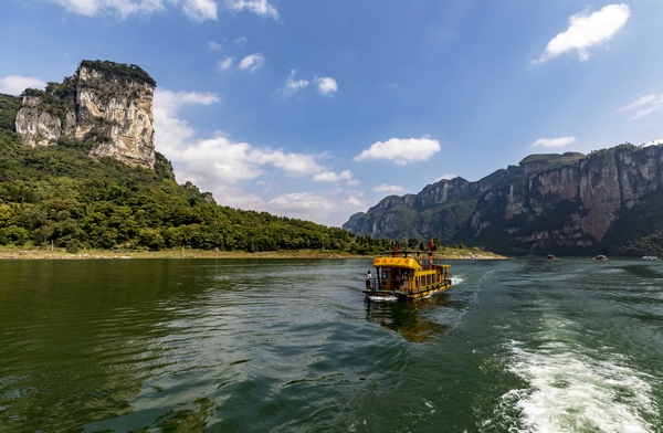 Photo taken on Oct. 3, 2021 shows a tourist boat at a scenic area in Huawu village, Xinren Miao township, Qianxi city, southwest China’s Guizhou Province. (Photo courtesy of Guizhou provincial department of culture and tourism)