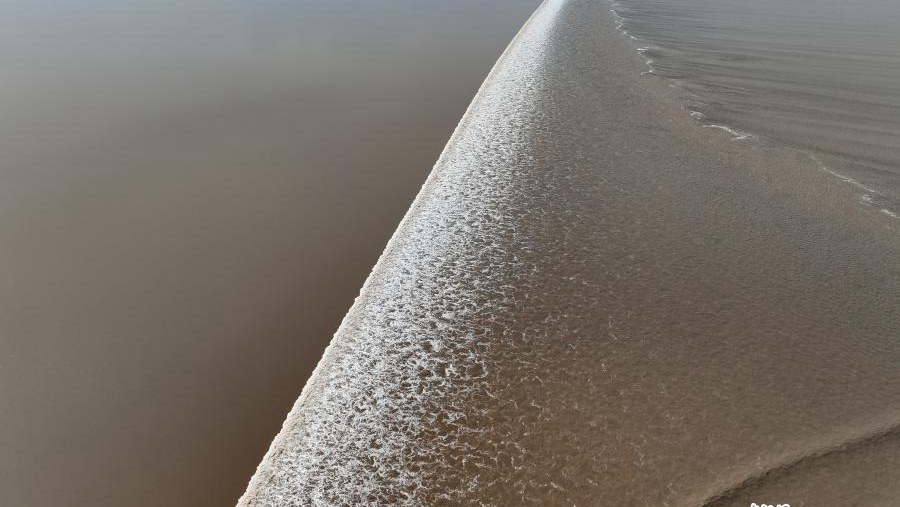 One-line tidal bore soars along Qiantang River