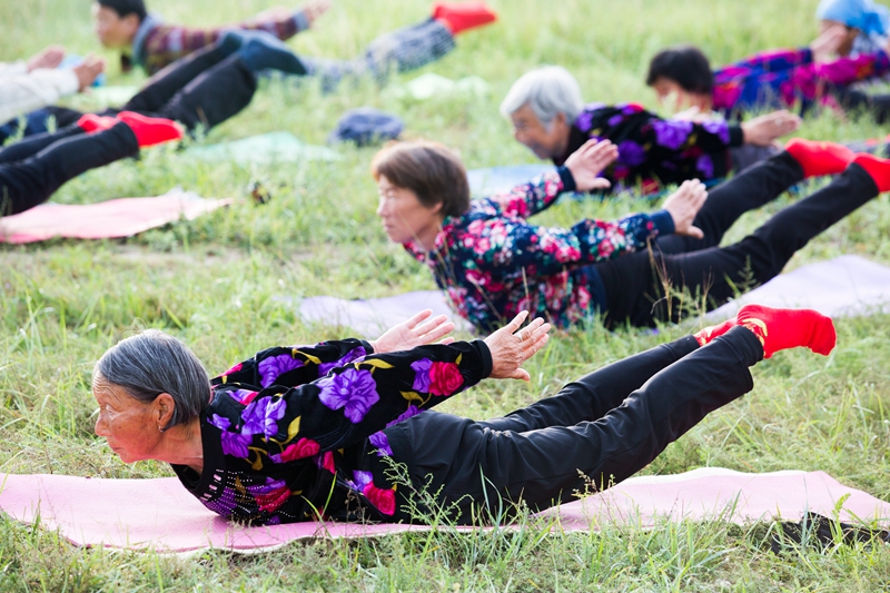 Yoga injects vitality into village in north China’s Hebei Province