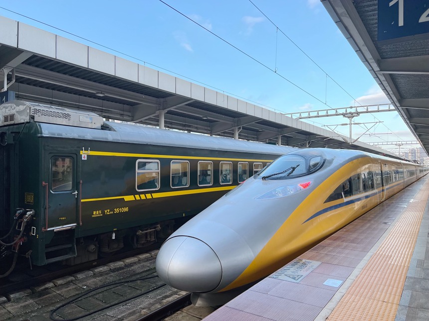 Comprehensive inspection train performs test along high-speed railway in S China's Guangxi