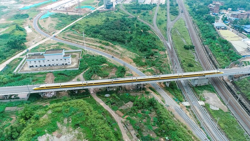 Comprehensive inspection train performs test along high-speed railway in S China's Guangxi