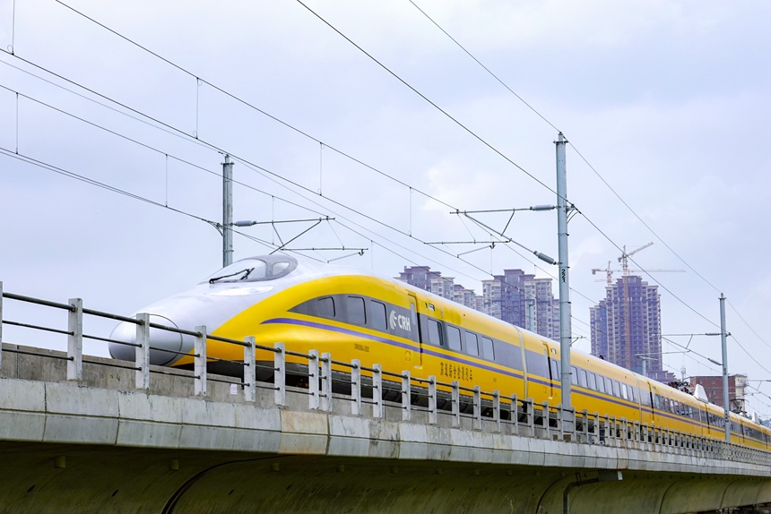 Comprehensive inspection train performs test along high-speed railway in S China's Guangxi