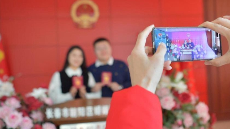 China’s annual marriage registrations drop at lowest since 1986