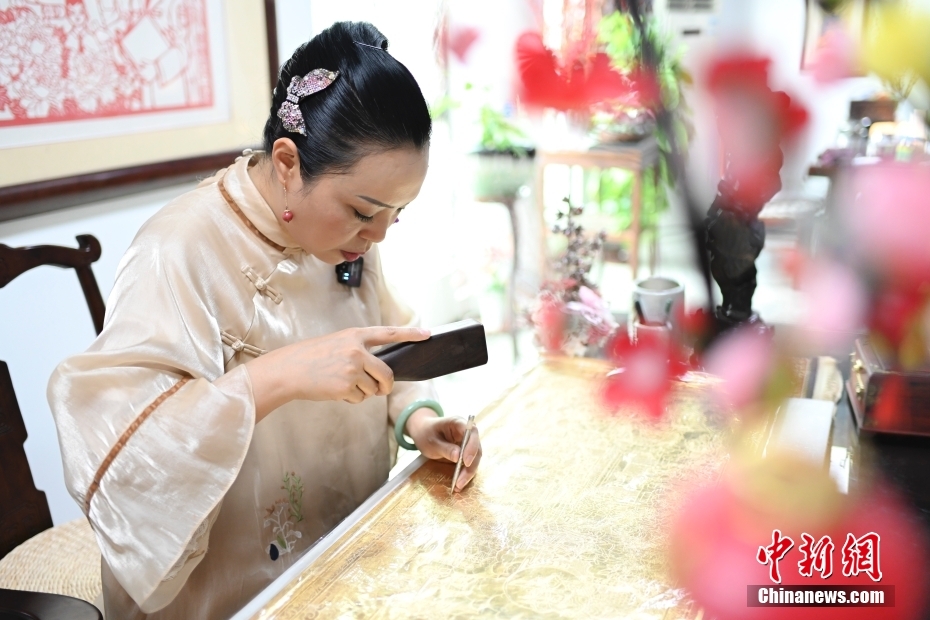 Chinese folk artist creates glittering paper-cutting artwork using copper foil