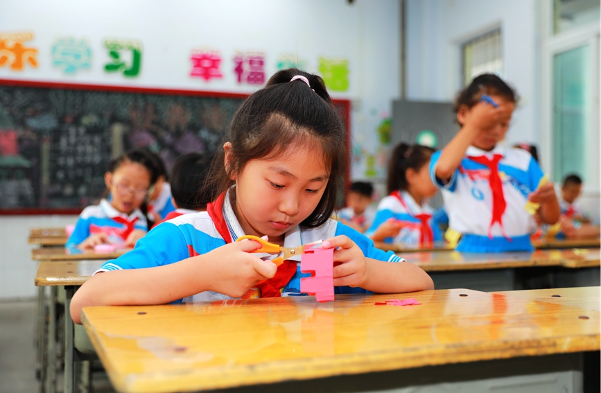 Schools introduce intangible cultural heritage to students in Anyang, central China's Henan
