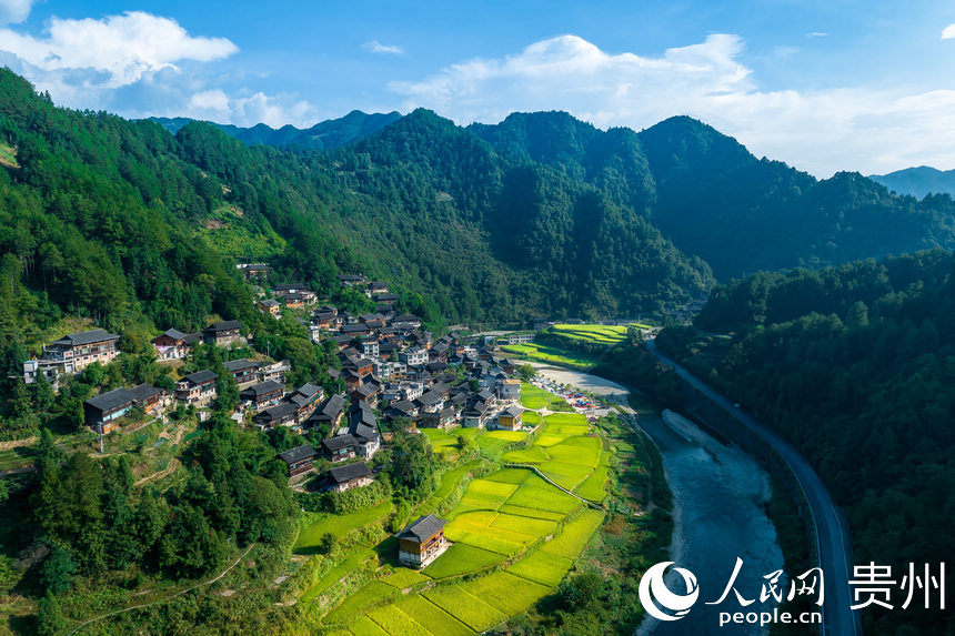 Explore beauty of traditional Miao village in SW China's Guizhou