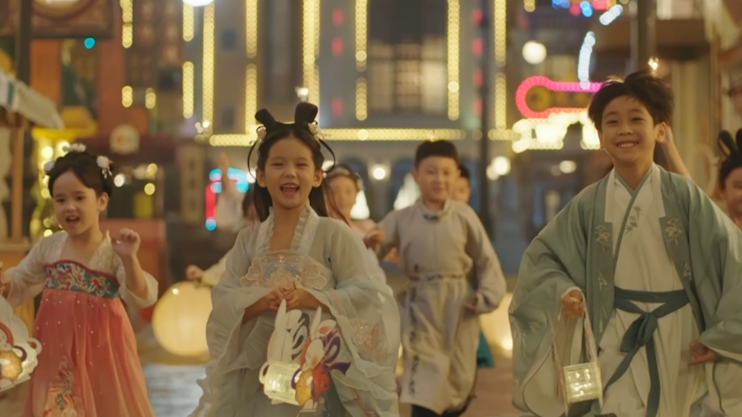 Children sing Mid-Autumn Festival-themed song in different languages