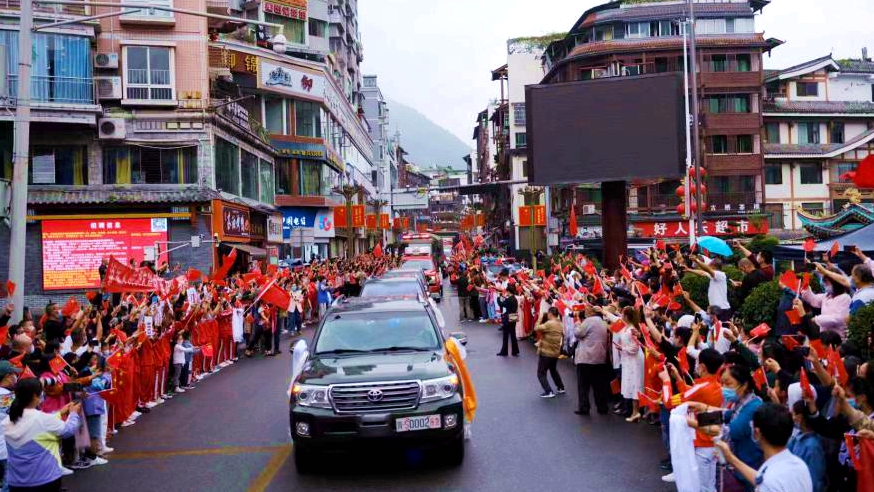 Locals in quake-hit Sichuan see off rescue team