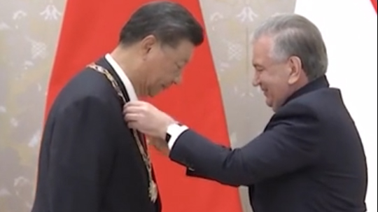 Xi receives friendship award from Uzbek President Mirziyoyev
