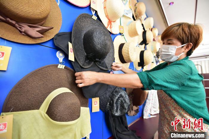 County in China's Hebei produces 2 million straw hats per year