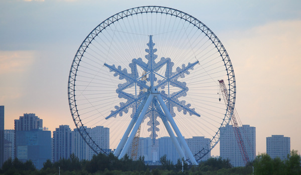 Installation of snowflake-shaped unit for 120-meter-high Ferris wheel completed in NE China's Harbin