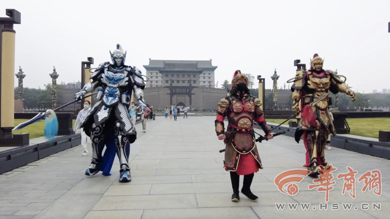 Mechas featuring traditional Chinese elements unveiled in Xi'an City Wall scenic spot