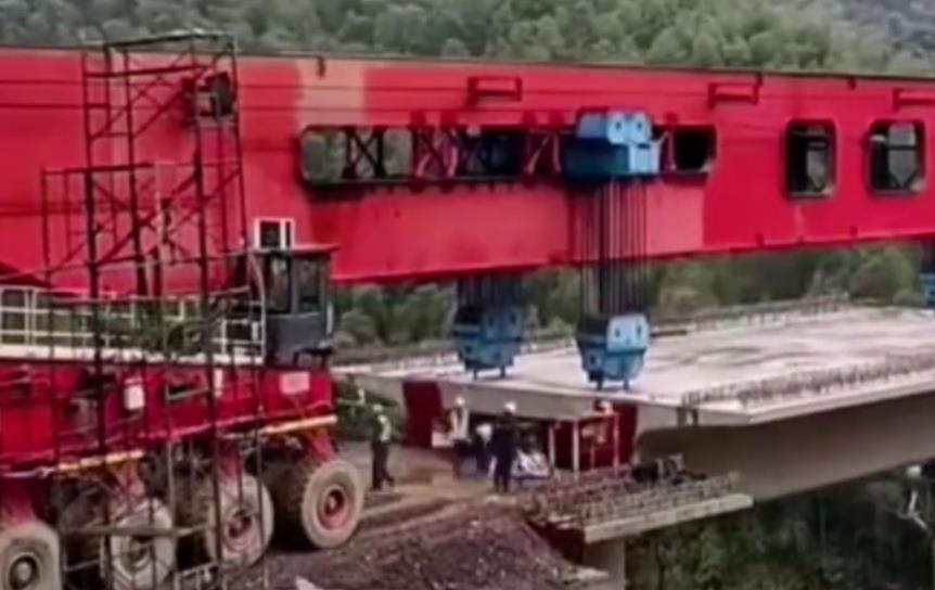 How this bridge's main beam was transported, installed