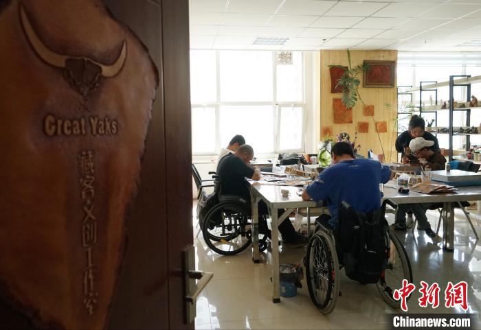 Leather carving artist in NW China's Qinghai helps disabled people secure jobs