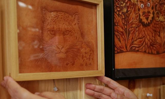 Leather carving artist in NW China's Qinghai helps disabled people secure jobs