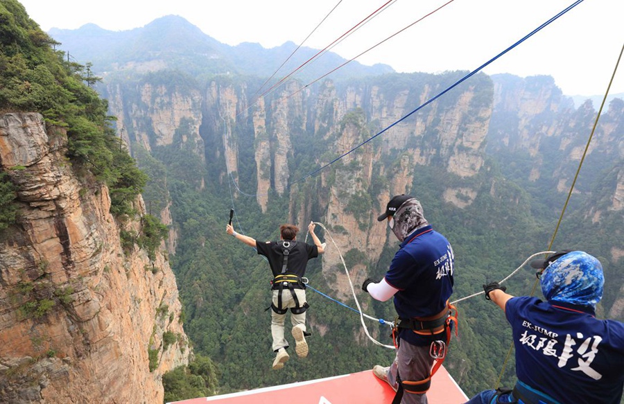 Outdoor enthusiasts enjoy rope swing with 335m drop in China's Zhangjiajie