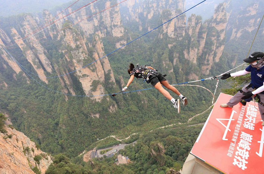 Outdoor enthusiasts enjoy rope swing with 335m drop in China's Zhangjiajie