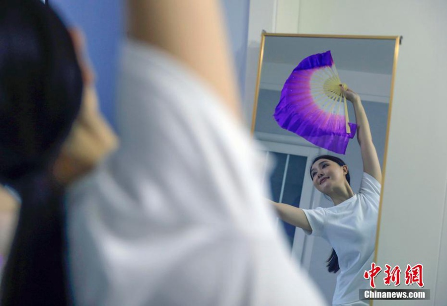 Young dance teacher in SW China's Chengdu teaches college students online