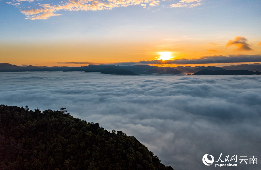 Spectacular sea of clouds appears at Pu'er Mountain in SW China's Yunnan for first time this year