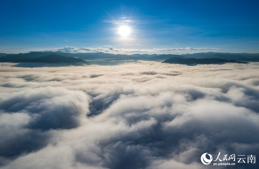 Spectacular sea of clouds appears at Pu'er Mountain in SW China's Yunnan for first time this year
