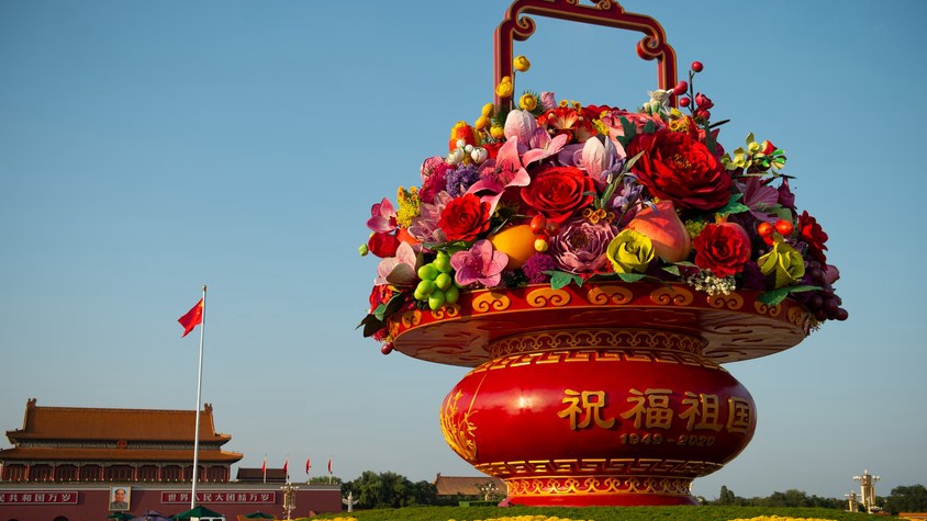 Huge flower basket installed in Tian'anmen Square for National Day