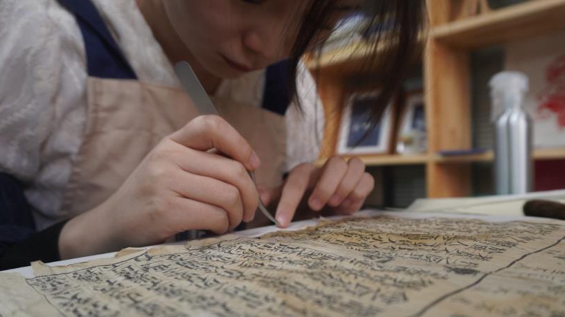 'Doctors' restore ancient books in Gansu