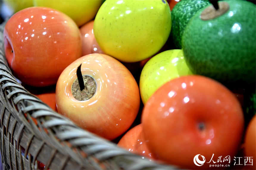 Lifelike porcelain vegetables, fruits exhibited in China’s Jiangxi