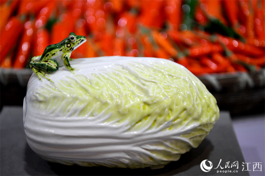 Lifelike porcelain vegetables, fruits exhibited in China’s Jiangxi