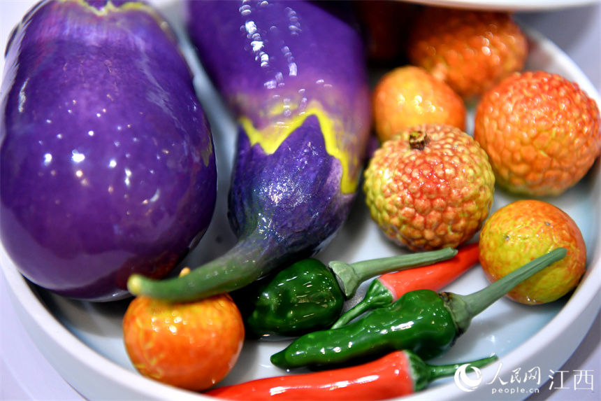 Lifelike porcelain vegetables, fruits exhibited in China’s Jiangxi