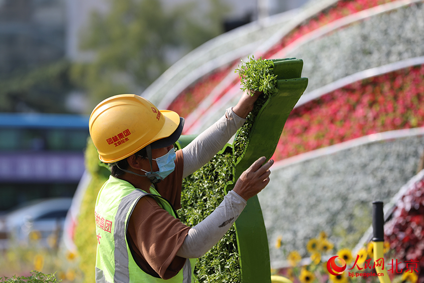 Themed flower terraces arranged for National Day in Beijing