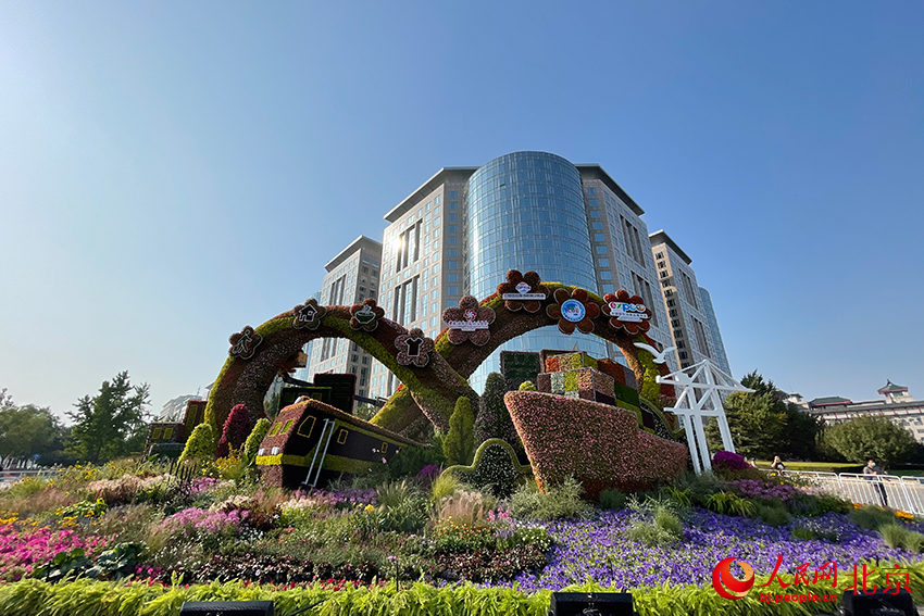 Themed flower terraces arranged for National Day in Beijing